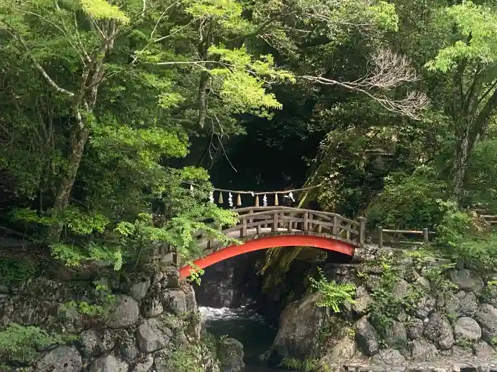 丹生川上神社(中社)の{uncategorized: "未分類", other: "その他", undefined: "問題あり", building: "その他建物", grave: "お墓", sacred_gate: "鳥居", guardian: "狛犬", statue: "像", buddha: "仏像", history: "歴史", nature: "自然", garden: "庭園", animal: "動物", pagoda: "塔", temizu: "手水舎", mountain_gate: "山門・神門", sanctuary: "本殿・本堂", subordinate: "末社・摂社", art: "芸術", scenery: "景色", jizo: "地蔵", ema: "絵馬", goshuin: "御朱印", omikuji: "おみくじ", items: "授与品その他", amulet: "お守り", goshuincho: "御朱印帳", eats: "食事", festival: "お祭り", votive_dance: "神楽", shichigosan: "七五三参", wedding: "結婚式", experience: "体験その他", initially: "初詣", around: "周辺", anti_infection: "感染症対策"}