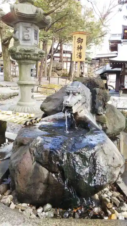 諏訪大社下社秋宮の手水舎