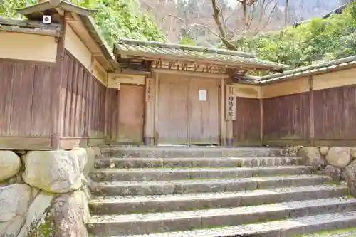 光明寺瑠璃光院の山門