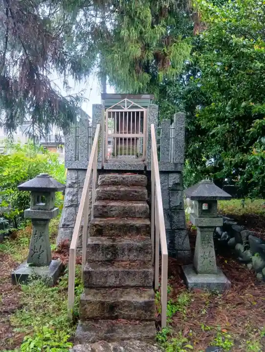 神明神社の{uncategorized: "未分類", other: "その他", undefined: "問題あり", building: "その他建物", grave: "お墓", sacred_gate: "鳥居", guardian: "狛犬", statue: "像", buddha: "仏像", history: "歴史", nature: "自然", garden: "庭園", animal: "動物", pagoda: "塔", temizu: "手水舎", mountain_gate: "山門・神門", sanctuary: "本殿・本堂", subordinate: "末社・摂社", art: "芸術", scenery: "景色", jizo: "地蔵", ema: "絵馬", goshuin: "御朱印", omikuji: "おみくじ", items: "授与品その他", amulet: "お守り", goshuincho: "御朱印帳", eats: "食事", festival: "お祭り", votive_dance: "神楽", shichigosan: "七五三参", wedding: "結婚式", experience: "体験その他", initially: "初詣", around: "周辺", anti_infection: "感染症対策"}