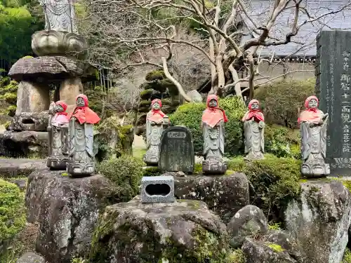 紹楽寺の{uncategorized: "未分類", other: "その他", undefined: "問題あり", building: "その他建物", grave: "お墓", sacred_gate: "鳥居", guardian: "狛犬", statue: "像", buddha: "仏像", history: "歴史", nature: "自然", garden: "庭園", animal: "動物", pagoda: "塔", temizu: "手水舎", mountain_gate: "山門・神門", sanctuary: "本殿・本堂", subordinate: "末社・摂社", art: "芸術", scenery: "景色", jizo: "地蔵", ema: "絵馬", goshuin: "御朱印", omikuji: "おみくじ", items: "授与品その他", amulet: "お守り", goshuincho: "御朱印帳", eats: "食事", festival: "お祭り", votive_dance: "神楽", shichigosan: "七五三参", wedding: "結婚式", experience: "体験その他", initially: "初詣", around: "周辺", anti_infection: "感染症対策"}