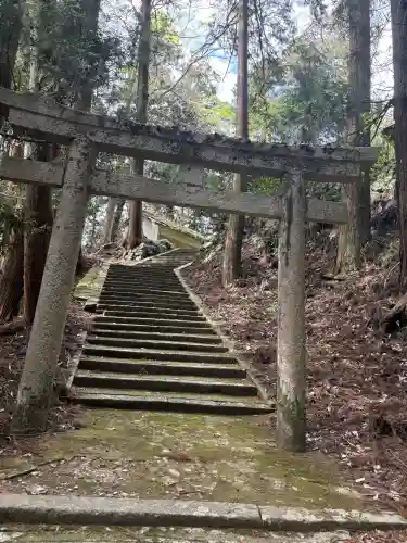 飛鳥川上坐宇須多岐比売命神社の{uncategorized: "未分類", other: "その他", undefined: "問題あり", building: "その他建物", grave: "お墓", sacred_gate: "鳥居", guardian: "狛犬", statue: "像", buddha: "仏像", history: "歴史", nature: "自然", garden: "庭園", animal: "動物", pagoda: "塔", temizu: "手水舎", mountain_gate: "山門・神門", sanctuary: "本殿・本堂", subordinate: "末社・摂社", art: "芸術", scenery: "景色", jizo: "地蔵", ema: "絵馬", goshuin: "御朱印", omikuji: "おみくじ", items: "授与品その他", amulet: "お守り", goshuincho: "御朱印帳", eats: "食事", festival: "お祭り", votive_dance: "神楽", shichigosan: "七五三参", wedding: "結婚式", experience: "体験その他", initially: "初詣", around: "周辺", anti_infection: "感染症対策"}