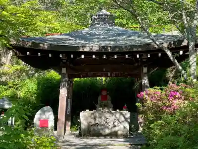 南法華寺（壷阪寺）の{uncategorized: "未分類", other: "その他", undefined: "問題あり", building: "その他建物", grave: "お墓", sacred_gate: "鳥居", guardian: "狛犬", statue: "像", buddha: "仏像", history: "歴史", nature: "自然", garden: "庭園", animal: "動物", pagoda: "塔", temizu: "手水舎", mountain_gate: "山門・神門", sanctuary: "本殿・本堂", subordinate: "末社・摂社", art: "芸術", scenery: "景色", jizo: "地蔵", ema: "絵馬", goshuin: "御朱印", omikuji: "おみくじ", items: "授与品その他", amulet: "お守り", goshuincho: "御朱印帳", eats: "食事", festival: "お祭り", votive_dance: "神楽", shichigosan: "七五三参", wedding: "結婚式", experience: "体験その他", initially: "初詣", around: "周辺", anti_infection: "感染症対策"}