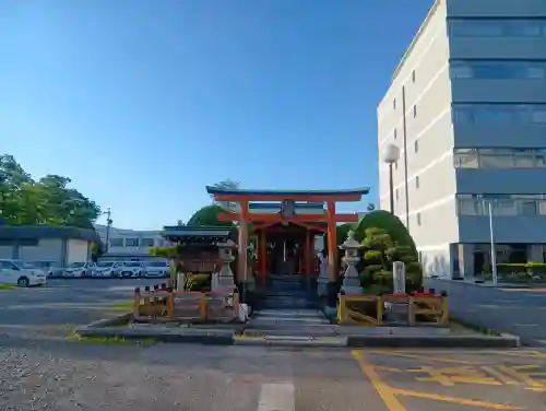 柳津稲荷社の{uncategorized: "未分類", other: "その他", undefined: "問題あり", building: "その他建物", grave: "お墓", sacred_gate: "鳥居", guardian: "狛犬", statue: "像", buddha: "仏像", history: "歴史", nature: "自然", garden: "庭園", animal: "動物", pagoda: "塔", temizu: "手水舎", mountain_gate: "山門・神門", sanctuary: "本殿・本堂", subordinate: "末社・摂社", art: "芸術", scenery: "景色", jizo: "地蔵", ema: "絵馬", goshuin: "御朱印", omikuji: "おみくじ", items: "授与品その他", amulet: "お守り", goshuincho: "御朱印帳", eats: "食事", festival: "お祭り", votive_dance: "神楽", shichigosan: "七五三参", wedding: "結婚式", experience: "体験その他", initially: "初詣", around: "周辺", anti_infection: "感染症対策"}