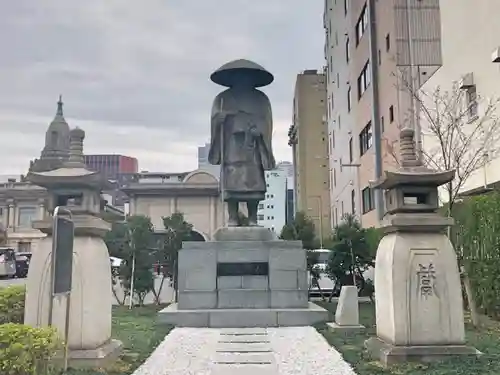 築地本願寺（本願寺築地別院）の像