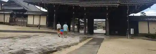 本山専修寺の山門・神門