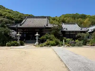 持光寺の{uncategorized: "未分類", other: "その他", undefined: "問題あり", building: "その他建物", grave: "お墓", sacred_gate: "鳥居", guardian: "狛犬", statue: "像", buddha: "仏像", history: "歴史", nature: "自然", garden: "庭園", animal: "動物", pagoda: "塔", temizu: "手水舎", mountain_gate: "山門・神門", sanctuary: "本殿・本堂", subordinate: "末社・摂社", art: "芸術", scenery: "景色", jizo: "地蔵", ema: "絵馬", goshuin: "御朱印", omikuji: "おみくじ", items: "授与品その他", amulet: "お守り", goshuincho: "御朱印帳", eats: "食事", festival: "お祭り", votive_dance: "神楽", shichigosan: "七五三参", wedding: "結婚式", experience: "体験その他", initially: "初詣", around: "周辺", anti_infection: "感染症対策"}