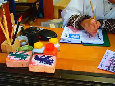 御朱印を書くところを見せて頂けたうえに撮影もさせて下さいました。
ありがとうございます、しあわせ！