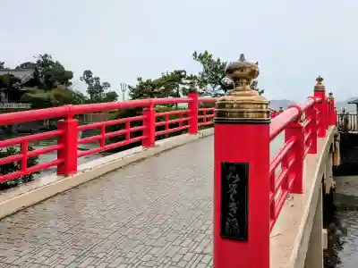 森戸大明神（森戸神社）の{uncategorized: "未分類", other: "その他", undefined: "問題あり", building: "その他建物", grave: "お墓", sacred_gate: "鳥居", guardian: "狛犬", statue: "像", buddha: "仏像", history: "歴史", nature: "自然", garden: "庭園", animal: "動物", pagoda: "塔", temizu: "手水舎", mountain_gate: "山門・神門", sanctuary: "本殿・本堂", subordinate: "末社・摂社", art: "芸術", scenery: "景色", jizo: "地蔵", ema: "絵馬", goshuin: "御朱印", omikuji: "おみくじ", items: "授与品その他", amulet: "お守り", goshuincho: "御朱印帳", eats: "食事", festival: "お祭り", votive_dance: "神楽", shichigosan: "七五三参", wedding: "結婚式", experience: "体験その他", initially: "初詣", around: "周辺", anti_infection: "感染症対策"}