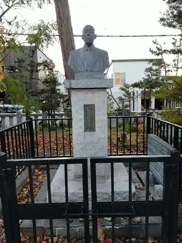 烈々布神社の像