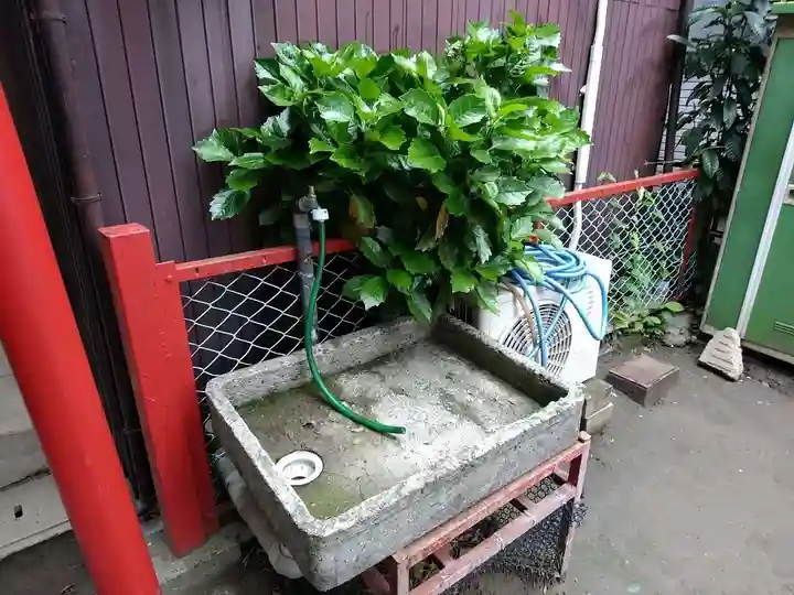 三和稲荷神社の手水舎