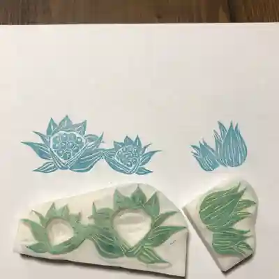 今回のボトルネックは花の部分
下絵だと
どうにも鍋に入ったシイタケに見えてしまって🍄
煮詰まってかなり時間割いてました。
みなさんならどう描きますか???
急ピッチで彫り進めて、相変わらずの1色押し❗
テストとはいえ、雰囲気出ないですね。