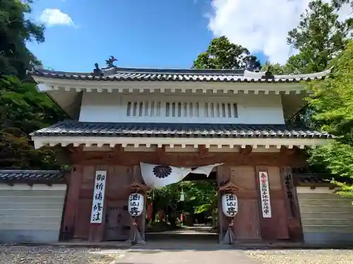 目の霊山　油山寺の山門・神門