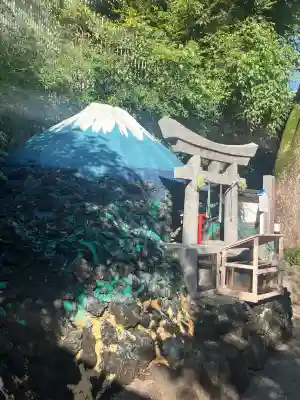 京濱伏見稲荷神社の{uncategorized: "未分類", other: "その他", undefined: "問題あり", building: "その他建物", grave: "お墓", sacred_gate: "鳥居", guardian: "狛犬", statue: "像", buddha: "仏像", history: "歴史", nature: "自然", garden: "庭園", animal: "動物", pagoda: "塔", temizu: "手水舎", mountain_gate: "山門・神門", sanctuary: "本殿・本堂", subordinate: "末社・摂社", art: "芸術", scenery: "景色", jizo: "地蔵", ema: "絵馬", goshuin: "御朱印", omikuji: "おみくじ", items: "授与品その他", amulet: "お守り", goshuincho: "御朱印帳", eats: "食事", festival: "お祭り", votive_dance: "神楽", shichigosan: "七五三参", wedding: "結婚式", experience: "体験その他", initially: "初詣", around: "周辺", anti_infection: "感染症対策"}