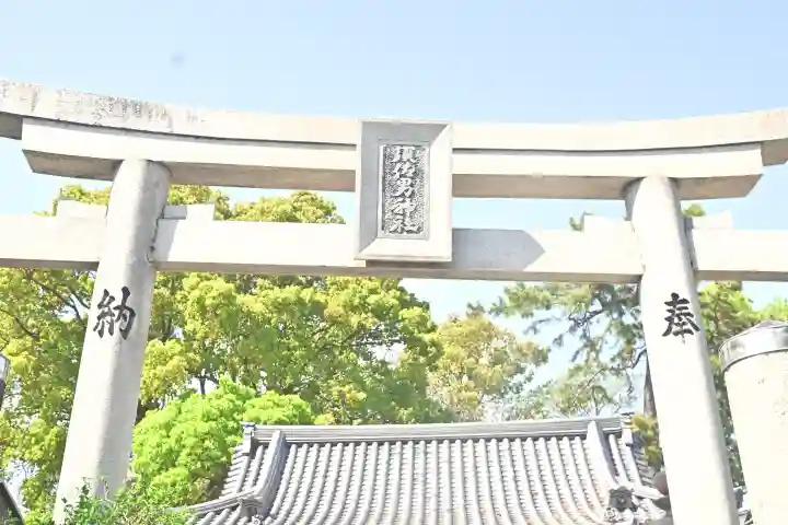 水堂須佐男神社の{uncategorized: "未分類", other: "その他", undefined: "問題あり", building: "その他建物", grave: "お墓", sacred_gate: "鳥居", guardian: "狛犬", statue: "像", buddha: "仏像", history: "歴史", nature: "自然", garden: "庭園", animal: "動物", pagoda: "塔", temizu: "手水舎", mountain_gate: "山門・神門", sanctuary: "本殿・本堂", subordinate: "末社・摂社", art: "芸術", scenery: "景色", jizo: "地蔵", ema: "絵馬", goshuin: "御朱印", omikuji: "おみくじ", items: "授与品その他", amulet: "お守り", goshuincho: "御朱印帳", eats: "食事", festival: "お祭り", votive_dance: "神楽", shichigosan: "七五三参", wedding: "結婚式", experience: "体験その他", initially: "初詣", around: "周辺", anti_infection: "感染症対策"}