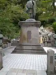 誕生寺の像