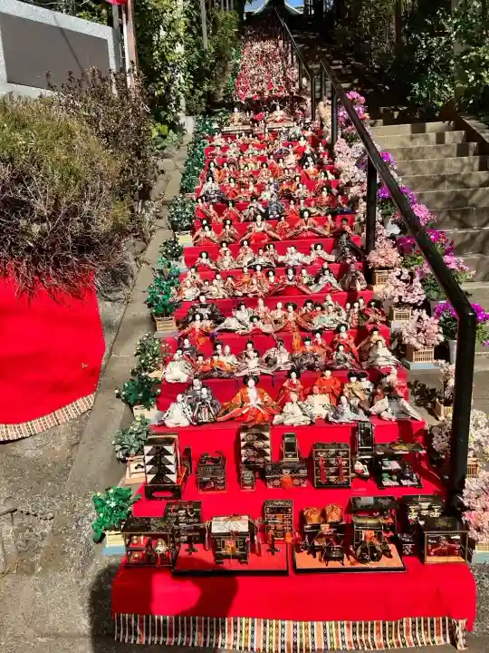 座間神社の{uncategorized: "未分類", other: "その他", undefined: "問題あり", building: "その他建物", grave: "お墓", sacred_gate: "鳥居", guardian: "狛犬", statue: "像", buddha: "仏像", history: "歴史", nature: "自然", garden: "庭園", animal: "動物", pagoda: "塔", temizu: "手水舎", mountain_gate: "山門・神門", sanctuary: "本殿・本堂", subordinate: "末社・摂社", art: "芸術", scenery: "景色", jizo: "地蔵", ema: "絵馬", goshuin: "御朱印", omikuji: "おみくじ", items: "授与品その他", amulet: "お守り", goshuincho: "御朱印帳", eats: "食事", festival: "お祭り", votive_dance: "神楽", shichigosan: "七五三参", wedding: "結婚式", experience: "体験その他", initially: "初詣", around: "周辺", anti_infection: "感染症対策"}