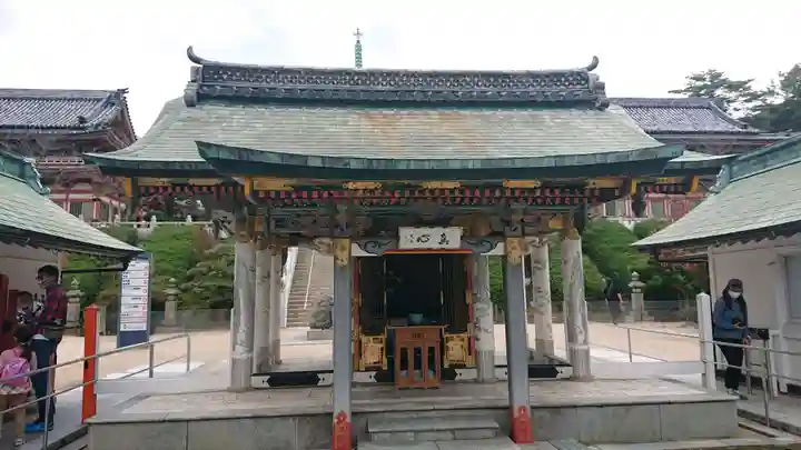 耕三寺の本殿・本堂