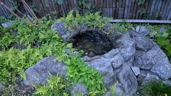 鉄道神社の庭園