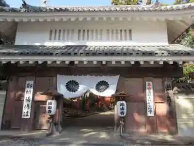 目の霊山　油山寺の山門・神門
