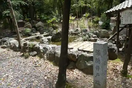 神明神社の庭園