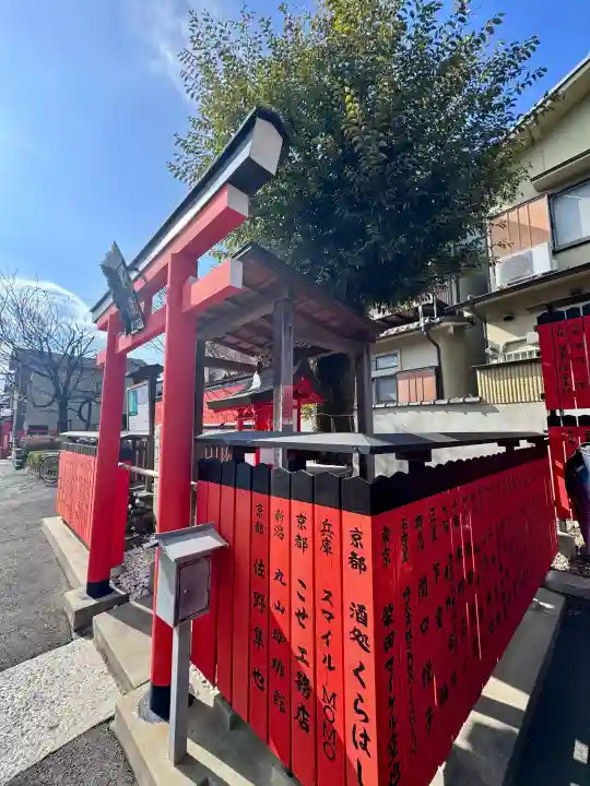 車折神社の{uncategorized: "未分類", other: "その他", undefined: "問題あり", building: "その他建物", grave: "お墓", sacred_gate: "鳥居", guardian: "狛犬", statue: "像", buddha: "仏像", history: "歴史", nature: "自然", garden: "庭園", animal: "動物", pagoda: "塔", temizu: "手水舎", mountain_gate: "山門・神門", sanctuary: "本殿・本堂", subordinate: "末社・摂社", art: "芸術", scenery: "景色", jizo: "地蔵", ema: "絵馬", goshuin: "御朱印", omikuji: "おみくじ", items: "授与品その他", amulet: "お守り", goshuincho: "御朱印帳", eats: "食事", festival: "お祭り", votive_dance: "神楽", shichigosan: "七五三参", wedding: "結婚式", experience: "体験その他", initially: "初詣", around: "周辺", anti_infection: "感染症対策"}
