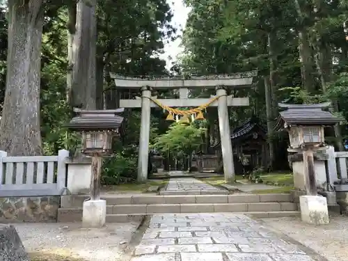 雄山神社中宮祈願殿の鳥居