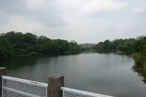 あやめ池神社の周辺