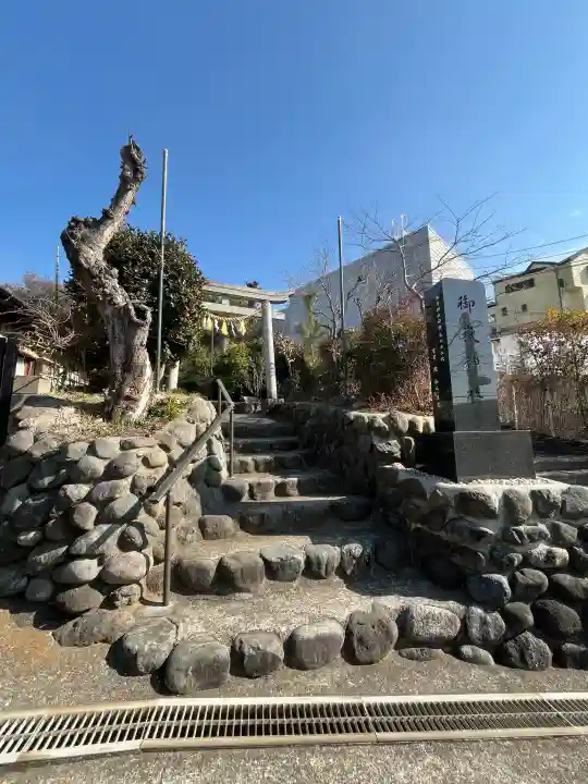 横浜御嶽神社の{uncategorized: "未分類", other: "その他", undefined: "問題あり", building: "その他建物", grave: "お墓", sacred_gate: "鳥居", guardian: "狛犬", statue: "像", buddha: "仏像", history: "歴史", nature: "自然", garden: "庭園", animal: "動物", pagoda: "塔", temizu: "手水舎", mountain_gate: "山門・神門", sanctuary: "本殿・本堂", subordinate: "末社・摂社", art: "芸術", scenery: "景色", jizo: "地蔵", ema: "絵馬", goshuin: "御朱印", omikuji: "おみくじ", items: "授与品その他", amulet: "お守り", goshuincho: "御朱印帳", eats: "食事", festival: "お祭り", votive_dance: "神楽", shichigosan: "七五三参", wedding: "結婚式", experience: "体験その他", initially: "初詣", around: "周辺", anti_infection: "感染症対策"}