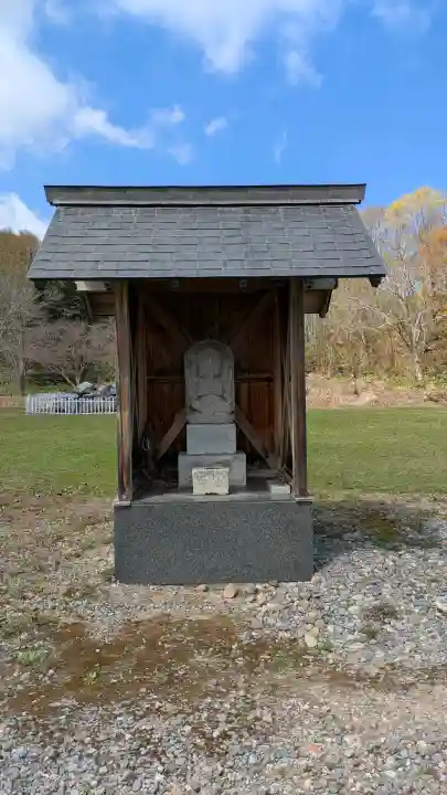 明和神社の{uncategorized: "未分類", other: "その他", undefined: "問題あり", building: "その他建物", grave: "お墓", sacred_gate: "鳥居", guardian: "狛犬", statue: "像", buddha: "仏像", history: "歴史", nature: "自然", garden: "庭園", animal: "動物", pagoda: "塔", temizu: "手水舎", mountain_gate: "山門・神門", sanctuary: "本殿・本堂", subordinate: "末社・摂社", art: "芸術", scenery: "景色", jizo: "地蔵", ema: "絵馬", goshuin: "御朱印", omikuji: "おみくじ", items: "授与品その他", amulet: "お守り", goshuincho: "御朱印帳", eats: "食事", festival: "お祭り", votive_dance: "神楽", shichigosan: "七五三参", wedding: "結婚式", experience: "体験その他", initially: "初詣", around: "周辺", anti_infection: "感染症対策"}