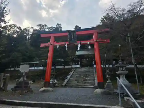 月読神社（松尾大社摂社）の{uncategorized: "未分類", other: "その他", undefined: "問題あり", building: "その他建物", grave: "お墓", sacred_gate: "鳥居", guardian: "狛犬", statue: "像", buddha: "仏像", history: "歴史", nature: "自然", garden: "庭園", animal: "動物", pagoda: "塔", temizu: "手水舎", mountain_gate: "山門・神門", sanctuary: "本殿・本堂", subordinate: "末社・摂社", art: "芸術", scenery: "景色", jizo: "地蔵", ema: "絵馬", goshuin: "御朱印", omikuji: "おみくじ", items: "授与品その他", amulet: "お守り", goshuincho: "御朱印帳", eats: "食事", festival: "お祭り", votive_dance: "神楽", shichigosan: "七五三参", wedding: "結婚式", experience: "体験その他", initially: "初詣", around: "周辺", anti_infection: "感染症対策"}