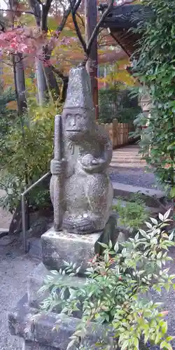 猿丸神社の像