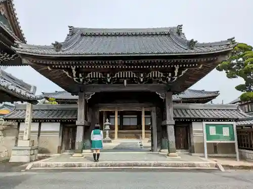 欣浄寺の山門