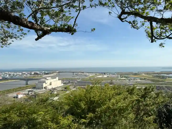 鹿島御児神社の{uncategorized: "未分類", other: "その他", undefined: "問題あり", building: "その他建物", grave: "お墓", sacred_gate: "鳥居", guardian: "狛犬", statue: "像", buddha: "仏像", history: "歴史", nature: "自然", garden: "庭園", animal: "動物", pagoda: "塔", temizu: "手水舎", mountain_gate: "山門・神門", sanctuary: "本殿・本堂", subordinate: "末社・摂社", art: "芸術", scenery: "景色", jizo: "地蔵", ema: "絵馬", goshuin: "御朱印", omikuji: "おみくじ", items: "授与品その他", amulet: "お守り", goshuincho: "御朱印帳", eats: "食事", festival: "お祭り", votive_dance: "神楽", shichigosan: "七五三参", wedding: "結婚式", experience: "体験その他", initially: "初詣", around: "周辺", anti_infection: "感染症対策"}