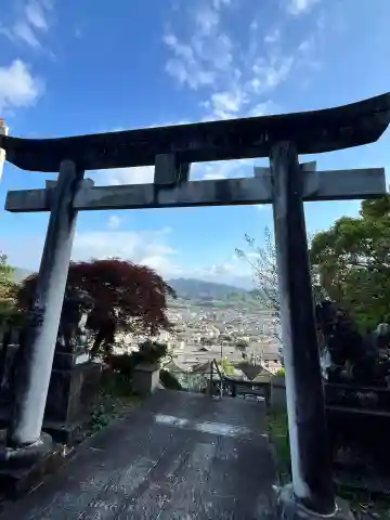 高野口八幡神社の{uncategorized: "未分類", other: "その他", undefined: "問題あり", building: "その他建物", grave: "お墓", sacred_gate: "鳥居", guardian: "狛犬", statue: "像", buddha: "仏像", history: "歴史", nature: "自然", garden: "庭園", animal: "動物", pagoda: "塔", temizu: "手水舎", mountain_gate: "山門・神門", sanctuary: "本殿・本堂", subordinate: "末社・摂社", art: "芸術", scenery: "景色", jizo: "地蔵", ema: "絵馬", goshuin: "御朱印", omikuji: "おみくじ", items: "授与品その他", amulet: "お守り", goshuincho: "御朱印帳", eats: "食事", festival: "お祭り", votive_dance: "神楽", shichigosan: "七五三参", wedding: "結婚式", experience: "体験その他", initially: "初詣", around: "周辺", anti_infection: "感染症対策"}