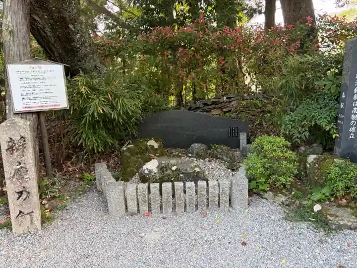 𠮷水神社(吉水神社)の{uncategorized: "未分類", other: "その他", undefined: "問題あり", building: "その他建物", grave: "お墓", sacred_gate: "鳥居", guardian: "狛犬", statue: "像", buddha: "仏像", history: "歴史", nature: "自然", garden: "庭園", animal: "動物", pagoda: "塔", temizu: "手水舎", mountain_gate: "山門・神門", sanctuary: "本殿・本堂", subordinate: "末社・摂社", art: "芸術", scenery: "景色", jizo: "地蔵", ema: "絵馬", goshuin: "御朱印", omikuji: "おみくじ", items: "授与品その他", amulet: "お守り", goshuincho: "御朱印帳", eats: "食事", festival: "お祭り", votive_dance: "神楽", shichigosan: "七五三参", wedding: "結婚式", experience: "体験その他", initially: "初詣", around: "周辺", anti_infection: "感染症対策"}