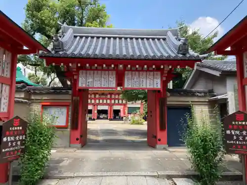 愛染堂勝鬘院の山門・神門