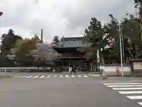 霊山寺の{uncategorized: "未分類", other: "その他", undefined: "問題あり", building: "その他建物", grave: "お墓", sacred_gate: "鳥居", guardian: "狛犬", statue: "像", buddha: "仏像", history: "歴史", nature: "自然", garden: "庭園", animal: "動物", pagoda: "塔", temizu: "手水舎", mountain_gate: "山門・神門", sanctuary: "本殿・本堂", subordinate: "末社・摂社", art: "芸術", scenery: "景色", jizo: "地蔵", ema: "絵馬", goshuin: "御朱印", omikuji: "おみくじ", items: "授与品その他", amulet: "お守り", goshuincho: "御朱印帳", eats: "食事", festival: "お祭り", votive_dance: "神楽", shichigosan: "七五三参", wedding: "結婚式", experience: "体験その他", initially: "初詣", around: "周辺", anti_infection: "感染症対策"}