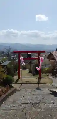 差出磯大嶽山神社 仕事と健康と厄よけの神さまの鳥居