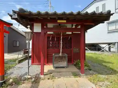 稲荷神社の{uncategorized: "未分類", other: "その他", undefined: "問題あり", building: "その他建物", grave: "お墓", sacred_gate: "鳥居", guardian: "狛犬", statue: "像", buddha: "仏像", history: "歴史", nature: "自然", garden: "庭園", animal: "動物", pagoda: "塔", temizu: "手水舎", mountain_gate: "山門・神門", sanctuary: "本殿・本堂", subordinate: "末社・摂社", art: "芸術", scenery: "景色", jizo: "地蔵", ema: "絵馬", goshuin: "御朱印", omikuji: "おみくじ", items: "授与品その他", amulet: "お守り", goshuincho: "御朱印帳", eats: "食事", festival: "お祭り", votive_dance: "神楽", shichigosan: "七五三参", wedding: "結婚式", experience: "体験その他", initially: "初詣", around: "周辺", anti_infection: "感染症対策"}