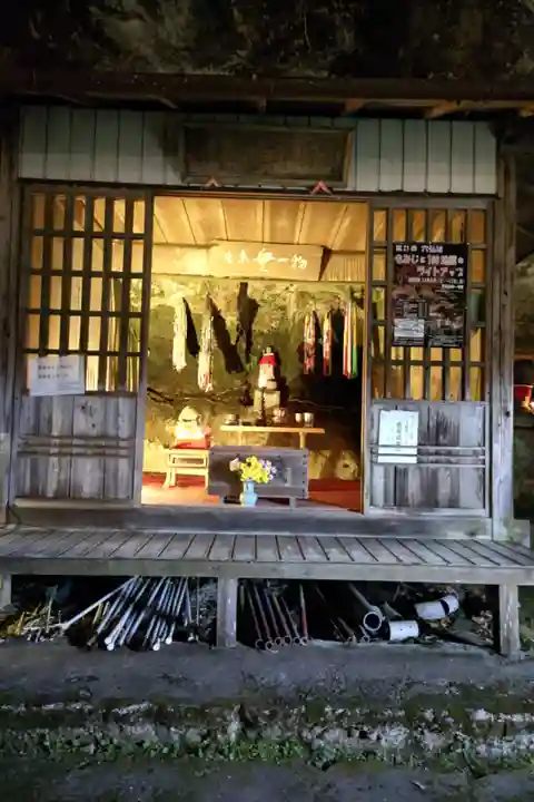 穴弘法(古城山遍照閣)(岐阜県)