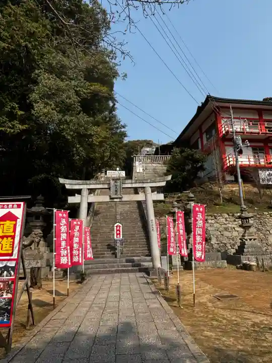 由加山 由加神社本宮の{uncategorized: "未分類", other: "その他", undefined: "問題あり", building: "その他建物", grave: "お墓", sacred_gate: "鳥居", guardian: "狛犬", statue: "像", buddha: "仏像", history: "歴史", nature: "自然", garden: "庭園", animal: "動物", pagoda: "塔", temizu: "手水舎", mountain_gate: "山門・神門", sanctuary: "本殿・本堂", subordinate: "末社・摂社", art: "芸術", scenery: "景色", jizo: "地蔵", ema: "絵馬", goshuin: "御朱印", omikuji: "おみくじ", items: "授与品その他", amulet: "お守り", goshuincho: "御朱印帳", eats: "食事", festival: "お祭り", votive_dance: "神楽", shichigosan: "七五三参", wedding: "結婚式", experience: "体験その他", initially: "初詣", around: "周辺", anti_infection: "感染症対策"}