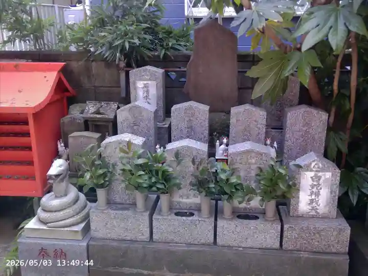 豊受稲荷本宮の{uncategorized: "未分類", other: "その他", undefined: "問題あり", building: "その他建物", grave: "お墓", sacred_gate: "鳥居", guardian: "狛犬", statue: "像", buddha: "仏像", history: "歴史", nature: "自然", garden: "庭園", animal: "動物", pagoda: "塔", temizu: "手水舎", mountain_gate: "山門・神門", sanctuary: "本殿・本堂", subordinate: "末社・摂社", art: "芸術", scenery: "景色", jizo: "地蔵", ema: "絵馬", goshuin: "御朱印", omikuji: "おみくじ", items: "授与品その他", amulet: "お守り", goshuincho: "御朱印帳", eats: "食事", festival: "お祭り", votive_dance: "神楽", shichigosan: "七五三参", wedding: "結婚式", experience: "体験その他", initially: "初詣", around: "周辺", anti_infection: "感染症対策"}