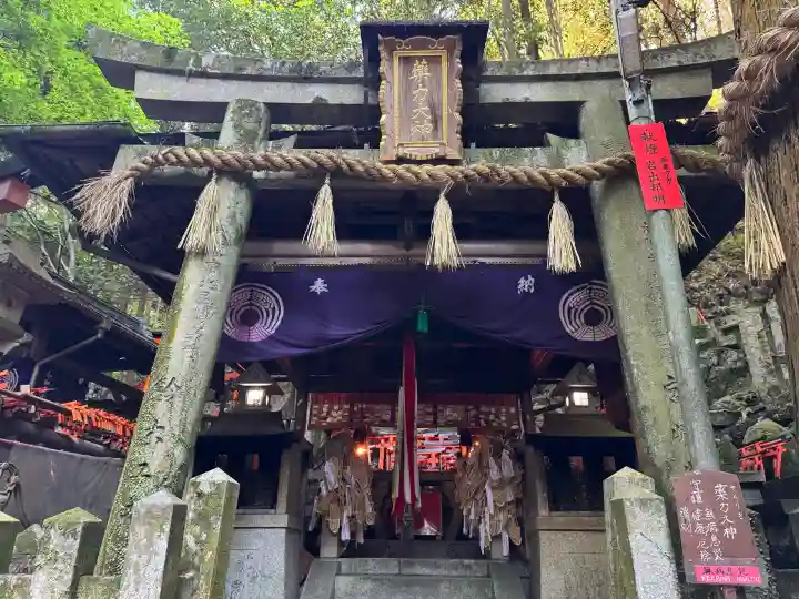 伏見稲荷大社の{uncategorized: "未分類", other: "その他", undefined: "問題あり", building: "その他建物", grave: "お墓", sacred_gate: "鳥居", guardian: "狛犬", statue: "像", buddha: "仏像", history: "歴史", nature: "自然", garden: "庭園", animal: "動物", pagoda: "塔", temizu: "手水舎", mountain_gate: "山門・神門", sanctuary: "本殿・本堂", subordinate: "末社・摂社", art: "芸術", scenery: "景色", jizo: "地蔵", ema: "絵馬", goshuin: "御朱印", omikuji: "おみくじ", items: "授与品その他", amulet: "お守り", goshuincho: "御朱印帳", eats: "食事", festival: "お祭り", votive_dance: "神楽", shichigosan: "七五三参", wedding: "結婚式", experience: "体験その他", initially: "初詣", around: "周辺", anti_infection: "感染症対策"}