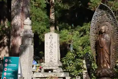 高野山金剛峯寺奥の院の仏像