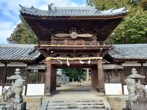 矢田坐久志玉比古神社の山門・神門