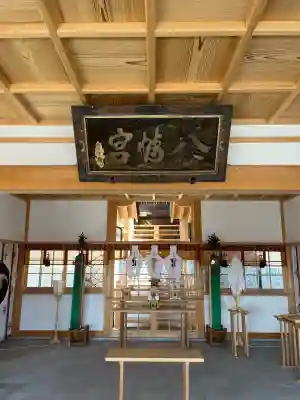 幣多賀八幡宮（吉和八幡神社）の{uncategorized: "未分類", other: "その他", undefined: "問題あり", building: "その他建物", grave: "お墓", sacred_gate: "鳥居", guardian: "狛犬", statue: "像", buddha: "仏像", history: "歴史", nature: "自然", garden: "庭園", animal: "動物", pagoda: "塔", temizu: "手水舎", mountain_gate: "山門・神門", sanctuary: "本殿・本堂", subordinate: "末社・摂社", art: "芸術", scenery: "景色", jizo: "地蔵", ema: "絵馬", goshuin: "御朱印", omikuji: "おみくじ", items: "授与品その他", amulet: "お守り", goshuincho: "御朱印帳", eats: "食事", festival: "お祭り", votive_dance: "神楽", shichigosan: "七五三参", wedding: "結婚式", experience: "体験その他", initially: "初詣", around: "周辺", anti_infection: "感染症対策"}