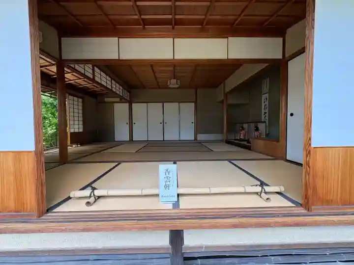 総見院の{uncategorized: "未分類", other: "その他", undefined: "問題あり", building: "その他建物", grave: "お墓", sacred_gate: "鳥居", guardian: "狛犬", statue: "像", buddha: "仏像", history: "歴史", nature: "自然", garden: "庭園", animal: "動物", pagoda: "塔", temizu: "手水舎", mountain_gate: "山門・神門", sanctuary: "本殿・本堂", subordinate: "末社・摂社", art: "芸術", scenery: "景色", jizo: "地蔵", ema: "絵馬", goshuin: "御朱印", omikuji: "おみくじ", items: "授与品その他", amulet: "お守り", goshuincho: "御朱印帳", eats: "食事", festival: "お祭り", votive_dance: "神楽", shichigosan: "七五三参", wedding: "結婚式", experience: "体験その他", initially: "初詣", around: "周辺", anti_infection: "感染症対策"}
