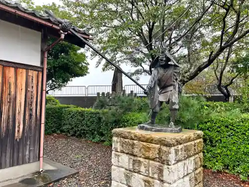 宇波西神社の像