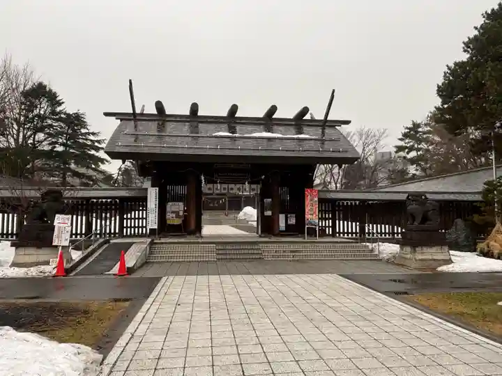 札幌護國神社の山門・神門